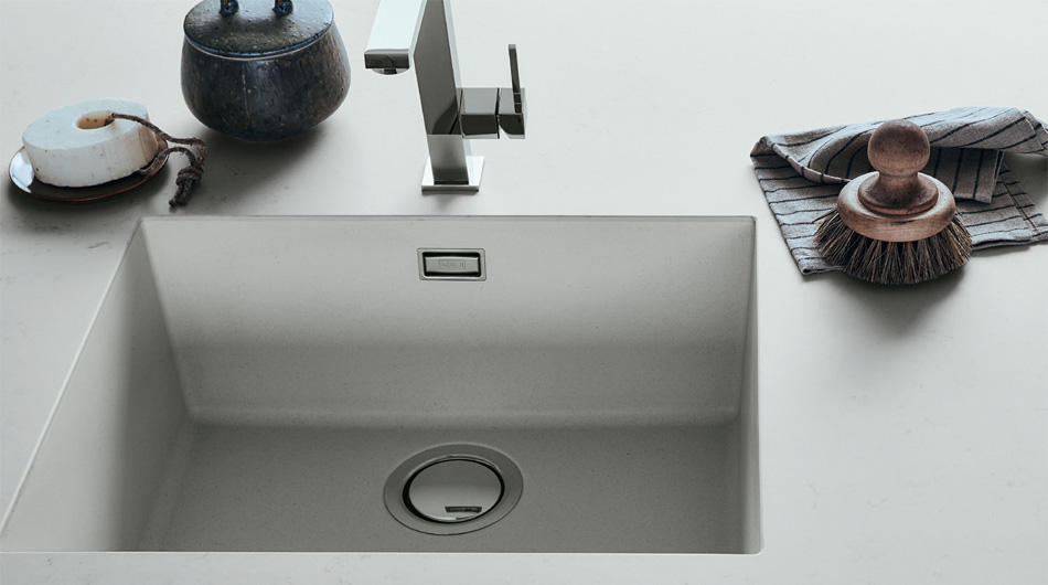 Piano lavoro Caranto con lavello integrato in cucina moderna